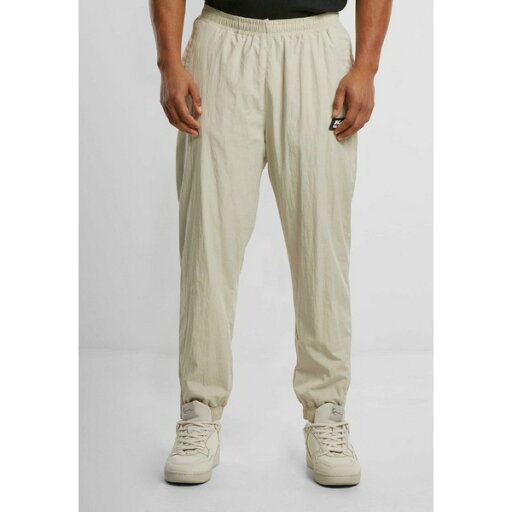 カール カナイ メンズ カジュアルパンツ ボトムス PATCH ESSENTIAL - Tracksuit bottoms - sand カール カナイ メンズ カジュアルパンツ ボトムス PATCH ESSENTIAL - Tracksuit bottoms - sand