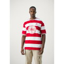 ヒュンメル メンズ バスケットボール スポーツ DENMARK DBU FAN 24 STRIPED TEE - Print T-shirt - tango red/white