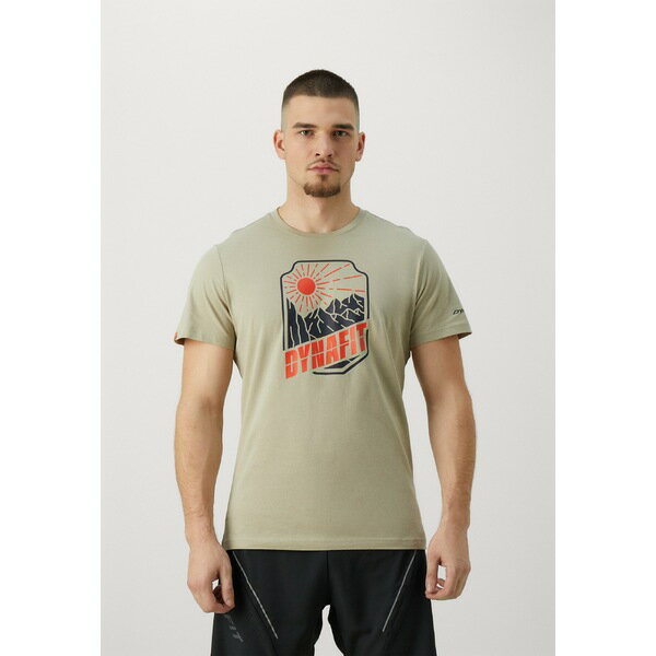 ダイナフィット メンズ バスケットボール スポーツ GRAPHIC TEE - Print T-shirt - rock khaki/badge