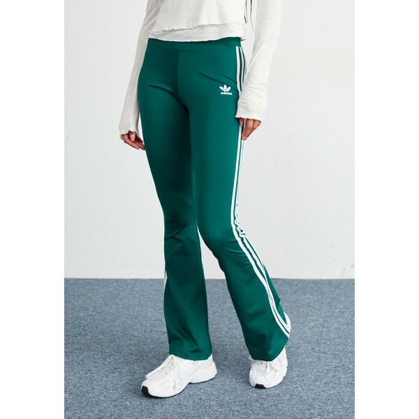 アディダスオリジナルス レディース フィットネス スポーツ FLARED - Tracksuit bottoms - collegiate green