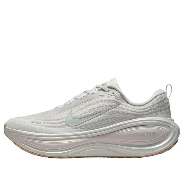 ■ブランド Nike(ナイキ)■商品名 Nike Vomero Plus 'Speckle Vast Grey Metallic Silver' IO4323-001■色 ■サイズ サイズ US_10.5(28.5cm) ■表記の日本サイズは参考サイズとなります。実際のサイズとは前後する可能性がございます。 ■海外からお取り寄せ商品となりますので、お届けまで2週間〜3週間お時間頂いております。 ■返品・交換の対象外となっております。 ■店内全品【送料無料】です！（※沖縄・離島は別途送料3,300円がかかります） サイズ別価格表 (サイズをクリックして商品ページに飛んでください) サイズ 価格 US_M_4 95,800円 US_M_5 104,800円 US_M_6 98,800円 US_M_6.5 95,800円 US_M_7 80,800円 US_M_7.5 80,800円 US_M_8 80,800円 US_M_8.5 83,800円 US_M_9 74,800円 US_M_9.5 80,800円 US_M_10 84,800円 US_M_10.5 91,800円 US_M_11 95,800円 US_M_11.5 98,800円 US_M_12 98,800円 US_M_12.5 100,800円 US_M_13 95,800円 US_M_14 95,800円