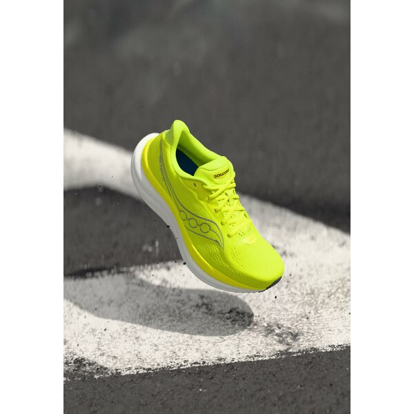 サッカニー メンズ ランニング スポーツ TRIUMPH 23 - Road running shoes - citron
