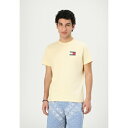 トミーヒルフィガー メンズ Tシャツ トップス SLIM ESSENTIAL FLAG TEE - Basic T-shirt - custard cream