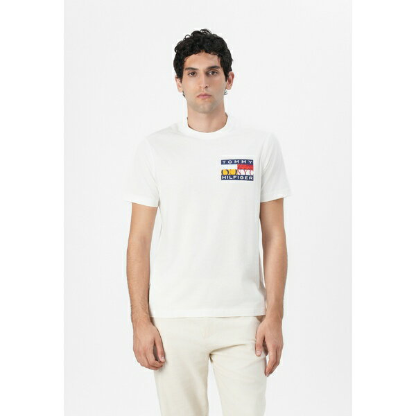 トミー ヒルフィガー メンズ Tシャツ トップス COLOUR FLAG TEE UNISEX - Print T-shirt - white