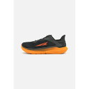 オルトラ メンズ ランニング スポーツ TORIN 8 - Road running shoes - black/orange