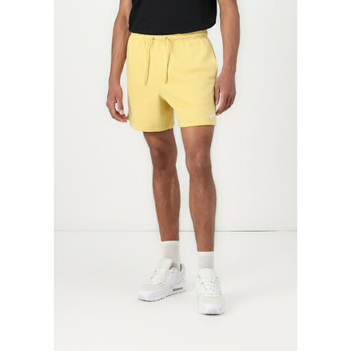 ナイキ メンズ カジュアルパンツ ボトムス CLUB FLOW - Tracksuit bottoms - saturn gold ナイキ メンズ カジュアルパンツ ボトムス CLUB FLOW - Tracksuit bottoms - saturn gold
