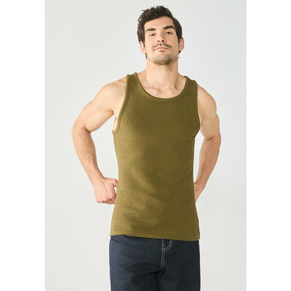 ■トップスサイズ 単位(cm) USサイズ｜胸囲(cm) XS(32-34in)｜84 S(34-36in)｜88 M(36-38in)｜94 L(38-40in)｜100 XL(42-44in)｜106 ■ブランド Pier One (ピア ワン)■商品名 Top - dark olive■素材 ■モデル着用サイズ ■こちらの商品は米国・ヨーロッパからお取り寄せ商品となりますので、 お届けまで10〜14日前後お時間頂いております。 ■各ブランド・商品・デザインによって大きな差異がある場合がございます。 ■あくまで平均的なサイズ表ですので、「参考」としてご利用ください。 ■店内全品【送料無料】です！（※沖縄・離島は別途送料3,240円がかかります）