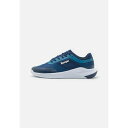 ケンパ メンズ バスケットボール スポーツ KOURTFLY TWO - Handball shoes - blue/white