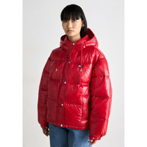 トミーヒルフィガー レディース ジャケット&ブルゾン アウター SHINY HOOD BADGE PUFFER - Winter jacket - red hot トミーヒルフィガー レディース ジャケット&ブルゾン アウター SHINY HOOD BADGE PUFFER - Winter jacket - red hot