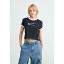 ナイキ レディース Tシャツ トップス CLUB TEE MOTO - Print T-shirt - black(4)