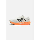 ニューバランス メンズ バスケットボール スポーツ FUELCELL PROPEL V5 - Road running shoes - white/aprico...