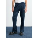 アディダスオリジナルス メンズ カジュアルパンツ ボトムス FLARE PANT - Tracksuit bottoms - aurora ink(4)
