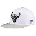 ミッチェル＆ネス ミッチェル&ネス メンズ 帽子 アクセサリー Chicago Bulls Mitchell & Ness Core Snapback Hat White