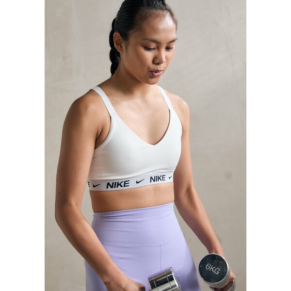 ナイキ レディース フィットネス スポーツ INDY BRA - Medium support sports bra - white/black