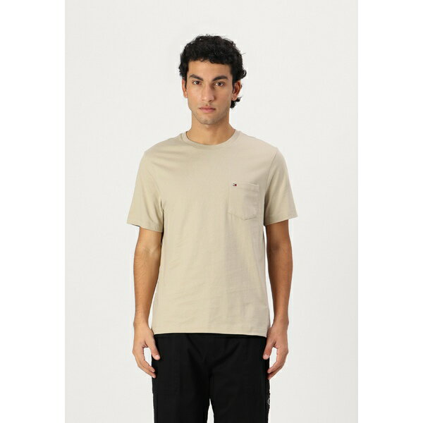 トミー ヒルフィガー メンズ サンダル シューズ ESSENTIAL SOLID POCKET TEE - Basic T-shirt - sandalwood