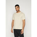 ピークパフォーマンス メンズ バスケットボール スポーツ ORIGINAL SMALL LOGO TEE - Basic T-shirt - sand fog