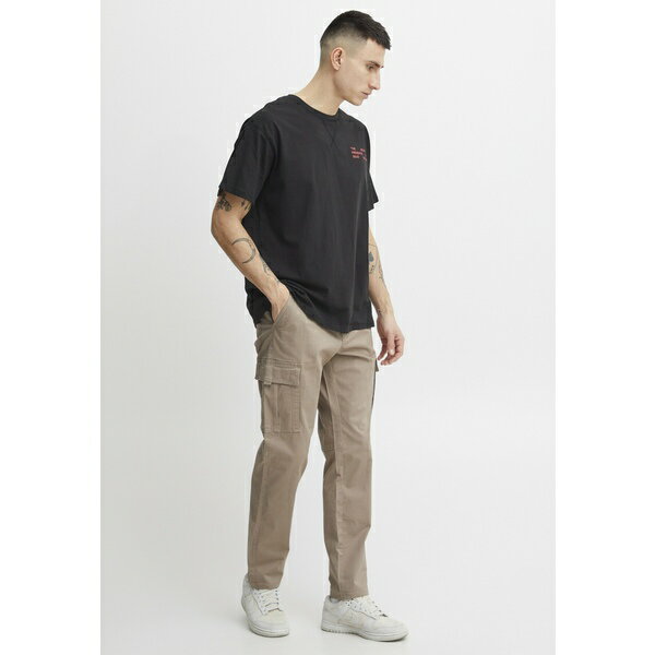 ソリッド メンズ カジュアルパンツ ボトムス SDJIMMI-JIM LIGHT CARGO - Cargo trousers - desert taupe