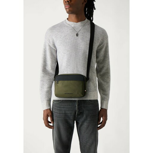 トミー ヒルフィガー メンズ ショルダーバッグ バッグ REPREVE CAMERA BAG - Across body bag - khaki トミー ヒルフィガー メンズ ショルダーバッグ バッグ REPREVE CAMERA BAG - Across body bag - khaki