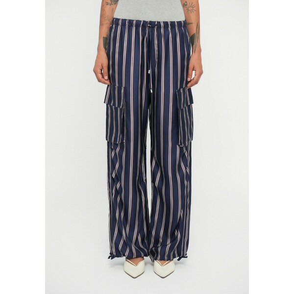 バウムウンドヘルガーデン レディース カジュアルパンツ ボトムス NASREEN - Cargo trousers - navy/plum