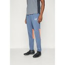 アンダーアーマー メンズ バスケットボール スポーツ TRAIN PANT - Tracksuit bottoms - downpour gray/fire/w...