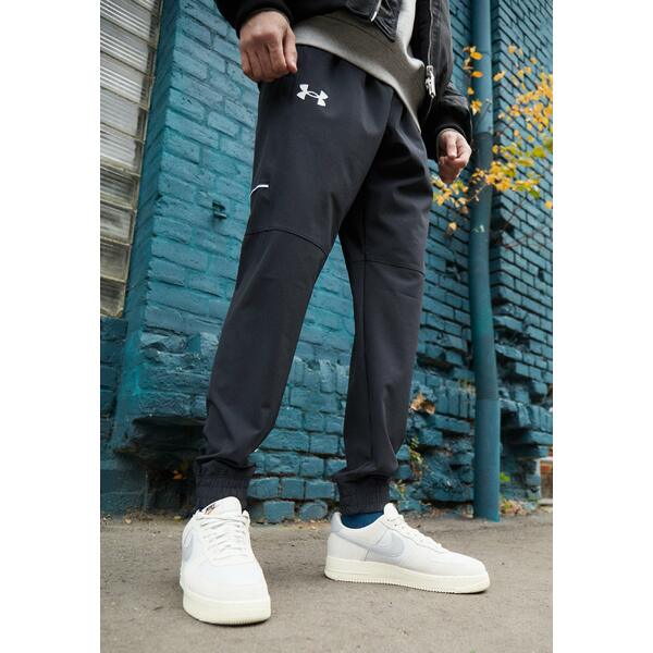 アンダーアーマー メンズ カジュアルパンツ ボトムス HOOPS PANT - Tracksuit bottoms - black