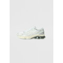 アシックス レディース スニーカー シューズ GEL-KINETIC FLUENT UNISEX - Trainers - white