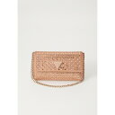 ゲス レディース ハンドバッグ バッグ ZALINA FLAP CLUTCH - Handbag - bronze