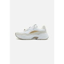 トミー ヒルフィガー レディース スニーカー シューズ CHUNKY FEMININE RUNNER HARDWARE - Trainers - white