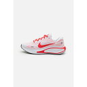 ナイキ レディース フィットネス スポーツ JOURNEY RUN - Road running shoes - white/light crimson/bright crimson/black(4)