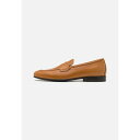 スチュアート ワイツマン メンズ スリッポン・ローファー シューズ BANKS - Slip-ons - cognac