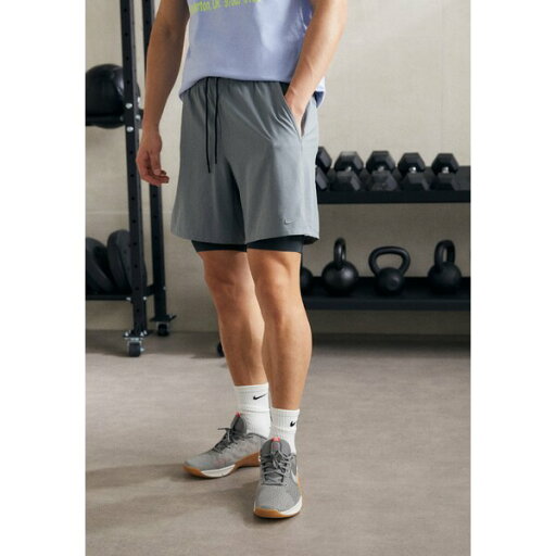 ナイキ メンズ カジュアルパンツ ボトムス UNLIMITED - Sports shorts - smoke grey/dark smoke grey/black ナイキ メンズ カジュアルパンツ ボトムス UNLIMITED - Sports shorts - smoke grey/dark smoke grey/black
