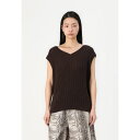 ウィークデイ レディース ジャケット&ブルゾン アウター ISOLA VEST - Waistcoat - brown dark
