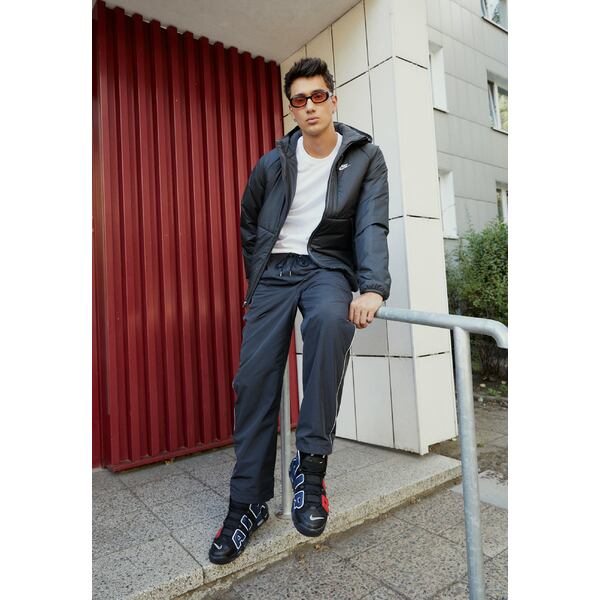 ■トップスサイズ 単位(cm) USサイズ｜胸囲(cm) XS(32-34in)｜84 S(34-36in)｜88 M(36-38in)｜94 L(38-40in)｜100 XL(42-44in)｜106 ■ブランド Nike Sportswear (ナイキ)■商品名 LEGACY - Winter jacket - smoke grey/white■素材 ■モデル着用サイズ ■こちらの商品は米国・ヨーロッパからお取り寄せ商品となりますので、 お届けまで10〜14日前後お時間頂いております。 ■各ブランド・商品・デザインによって大きな差異がある場合がございます。 ■あくまで平均的なサイズ表ですので、「参考」としてご利用ください。 ■店内全品【送料無料】です！（※沖縄・離島は別途送料3,240円がかかります）