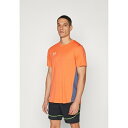 アンダーアーマー メンズ バスケットボール スポーツ TRAIN - Sports T-shirt - fire/downpour gray/white