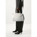 R`l fB[X nhobO obO KLICHE - Handbag - brillant white