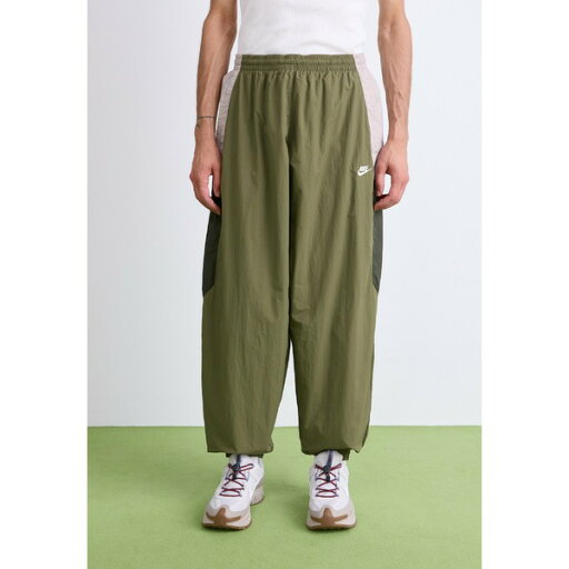 ナイキ メンズ カジュアルパンツ ボトムス CLUB TRACK PANT - Tracksuit bottoms - medium olive/college grey/sequoia/white ナイキ メンズ カジュアルパンツ ボトムス CLUB TRACK PANT - Tracksuit bottoms - medium olive/college grey/sequoia/white