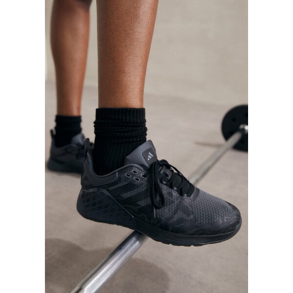 ■靴サイズ 単位(cm) EU | UK| JP 35 | 2 | 21cm 36 | 3 | 22cm 37 | 4 | 23cm 38 | 5 | 24cm 39 | 6 | 25cm 40 | 7 | 26cm ブランドやモデルによりサイズ感が前後する場合がございます。 参考チャートの日本サイズと異なる場合がございます。 ■ブランド adidas Performance (アディダス)■商品名 DROPSET 2 TRAINER - Training shoe - core black/grey six■素材 ■モデル着用サイズ ■こちらの商品は米国・ヨーロッパからお取り寄せ商品となりますので、 お届けまで10〜14日前後お時間頂いております。 ■各ブランド・商品・デザインによって大きな差異がある場合がございます。 ■あくまで平均的なサイズ表ですので、「参考」としてご利用ください。 ■店内全品【送料無料】です！（※沖縄・離島は別途送料3,240円がかかります）