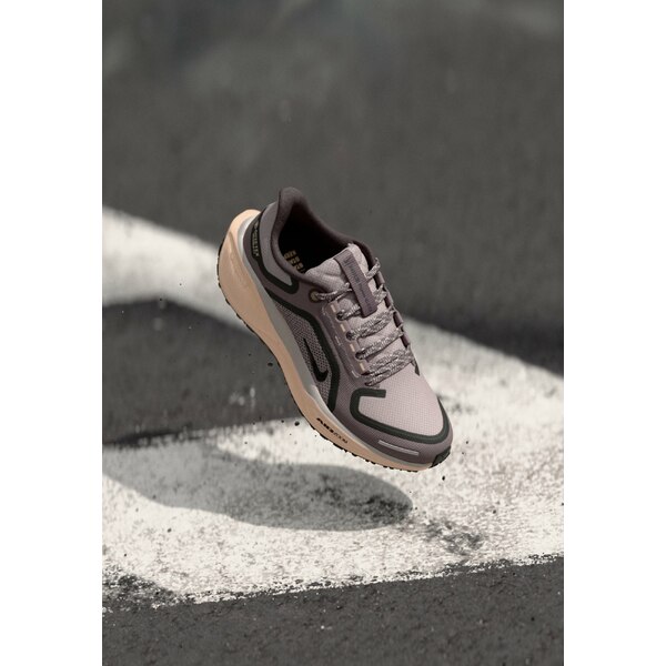 ʥ ǥ եåȥͥ ݡ AIR ZM PEGASUS 41 GTX - Road running shoes - platinum-coloured violet/black/crimson tint/taupe grey