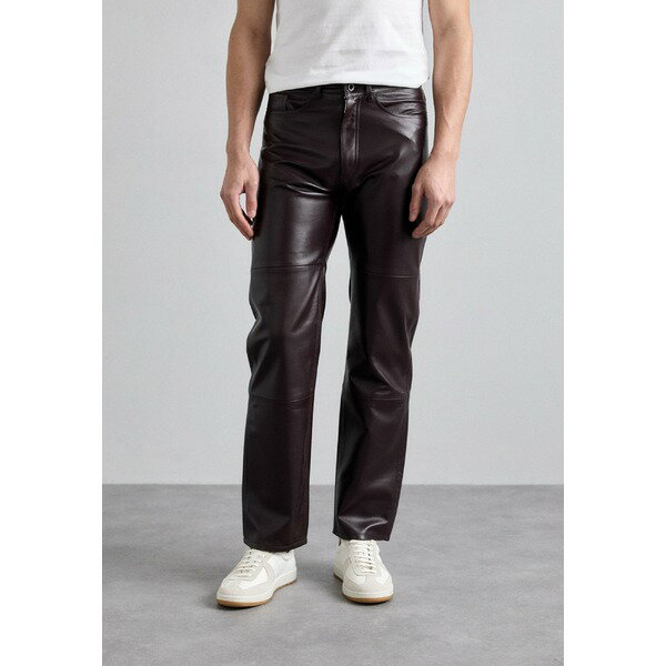タイガー オブ スウェーデン メンズ カジュアルパンツ ボトムス ALEC - Leather trousers - aubergine