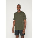 アディダス メンズ バスケットボール スポーツ TRAIN ESSENTIALS STRUCTURE - Sports T-shirt - olive stra...