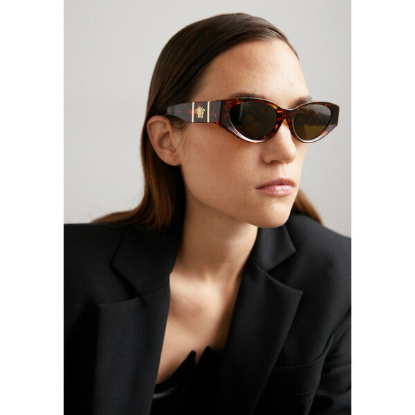 ■ブランド Versace (ヴェルサーチ)■商品名 Sunglasses - havana■素材 ■モデル着用サイズ ■こちらの商品は米国・ヨーロッパからお取り寄せ商品となりますので、 お届けまで10〜14日前後お時間頂いております。 ■各ブランド・商品・デザインによって大きな差異がある場合がございます。 ■あくまで平均的なサイズ表ですので、「参考」としてご利用ください。 ■店内全品【送料無料】です！（※沖縄・離島は別途送料3,240円がかかります）