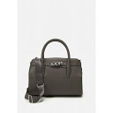 ■ブランド JOOP! (ジョープ)■商品名 VIVACE GIULIA HANDBAG - Handbag - graphite■素材 100% polyester■モデル着用サイズ ■こちらの商品は米国・ヨーロッパからお取り寄せ商品となりますので、 お届けまで10〜14日前後お時間頂いております。 ■各ブランド・商品・デザインによって大きな差異がある場合がございます。 ■あくまで平均的なサイズ表ですので、「参考」としてご利用ください。 ■店内全品【送料無料】です！（※沖縄・離島は別途送料3,240円がかかります）