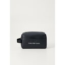 カルバンクライン メンズ ショルダーバッグ バッグ SCULPTED BEAUTY CASE MONO UNISEX - Wash bag - black/white(4)