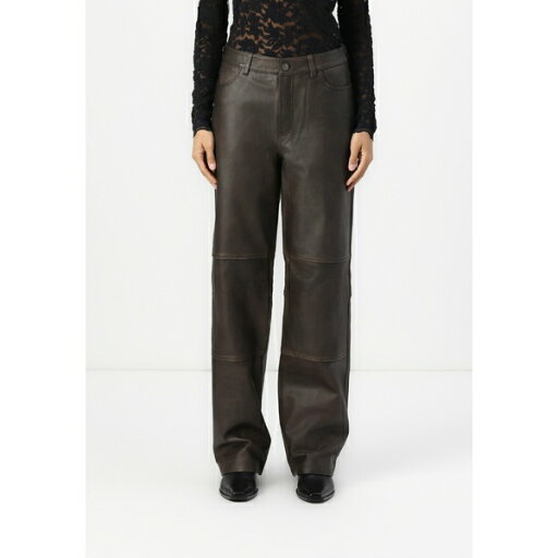 モドストローム レディース カジュアルパンツ ボトムス LANANMD - Leather trousers - cedar モドストローム レディース カジュアルパンツ ボトムス LANANMD - Leather trousers - cedar
