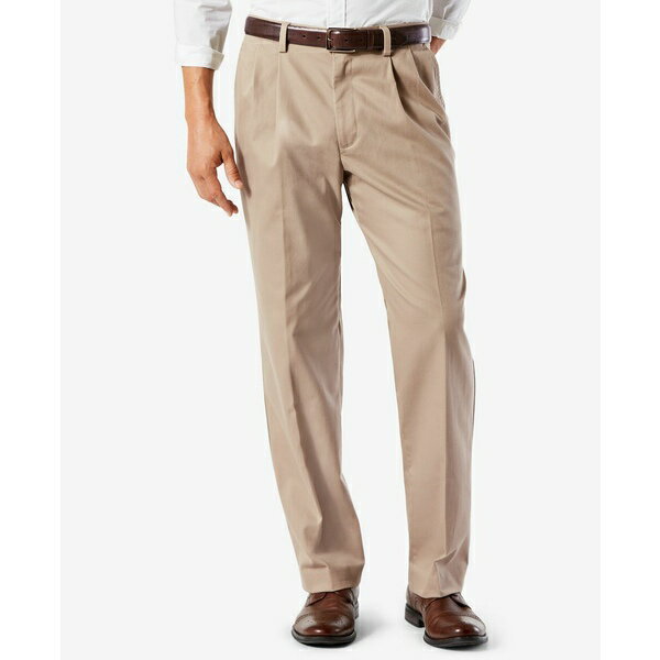 ドッカーズ メンズ カジュアルパンツ ボトムス Men's Easy Classic Pleated Fit Khaki Stretch Pants Timber Wolf