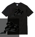 BLACK SNAKE Tシャツ ブラックスネーク カラスヘビ ヤマカガシ シマヘビ 黒化型 爬虫類 蛇 ヘビ へび スネーク 動物 ペット かわいい 可愛い おしゃれ 人気 プリント デザイン グラフィック ストリート メンズ レディース 半袖 tee tシャツ