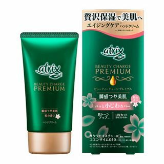 商品説明贅沢保湿で美肌へ、エイジングケア※1ハンドクリーム。瞬感つや美肌。乾燥による小じわを目立たなくします。光拡散ヴェールによるメーキャップ効果で、パッと小じわをカバーして、手肌を明るく美しくします。保湿成分サクラモイスチャーα（ソメイヨシノ葉エキス、コラーゲン、ヒアルロン酸、グリセリン）、コエンザイムQ10（ユビキノン）配合。（桜の香り）SPF20・PA＋　※1年齢に応じたお手入れ成分成分：水、グリセリン、ワセリン、BG、DPG、メトキシケイヒ酸エチルヘキシル、ジメチコン、ミリスチン酸ミリスチル、ステアリルアルコール、ステアリン酸PEG-40、酸化チタン、マカデミアナッツ脂肪酸フィトステリル、トリ（カプリル酸／カプリン酸）グリセリル、ジグリセリン、PEG／PPG／ポリブチレングリコール-8／5／3グリセリン、エチルヘキシルトリアゾン、アクリル酸Naグラフトデンプン、カルボマー、（アクリレーツ／アクリル酸アルキル（C10-30））クロスポリマー、ユビキノン、ヒアルロン酸Na、ソメイヨシノ葉エキス、水溶性コラーゲン、ステアリン酸グリセリル、PEG-50水添ヒマシ油、シリカ、アルミナ、水酸化Na、EDTA-2Na、フェノキシエタノール、メチルパラベン、赤227、香料内容量60gお問い合わせ先花王生活コミュニケーションセンターフリーダイヤル0120-165-699発売元花王株式会社広告文責有限会社オリオンドラッグ薬局*お客様窓口*[楽天*オリオンドラッグ薬局*］電話:0744-26-6771/fax:0744-27-7068mail:asuka-ph@shop.rakuten.co.jp（時間/9時〜17時土・日祝除く)■商品の送付先について■ 転送業者・代行業者・倉庫・ホテル・旅館　等への発送はしておりません。 万が一、ご注文いただいた場合はキャンセルさせていただきますのでご了承ください。 ■医薬品のご購入について■ 1度にお買い上げいただける個数に制限があります。 ■商品について■ ※パッケージデザイン等は予告なく変更される場合がございます。 ※商品廃番・メーカー欠品など諸事情によりお届けできない場合がございます。 ■配送について■ 1配送先につき1個口の商品を梱包した状態で厚さが3cm未満の場合はゆうメール発送となります。 1配送先につき1個口の商品を梱包した状態で厚さが3cm以上の場合はレターパックプラス 佐川急便またはヤマト運輸での発送となります。 その場合送料390円がかかります。 ご注文時にゆうメールを選択されていても厚さが3cm以上の場合は「宅配便」発送となります のでご了承ください。 ご不明な点がございましたらご注文の前にお問い合わせください。