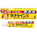 商品名ラナケインS30g商品の説明「ラナケインS30g」は、かゆみにしみないクリームしみないかゆみ止めなので、顔（※）やかきむしったところ等様々な場所に使えます（※）目の周囲、粘膜（例えば、口唇等）には使用しないでください局所麻酔剤を5％配合し、塗ったそばからかゆみを抑えます抗ヒスタミン剤配合で、かゆみ、炎症をしっかり鎮めます親水性でべたつかず、塗りやすいやわらかなクリームですステロイド成分は入っていません..第3類医薬品使用上の注意してはいけないこと（守らないと現在の症状が悪化したり、副作用がおこりやすくなる）次の部位には使用しないこと：目の周囲、粘膜など相談すること1．次の人は服用前に医師、薬剤師又は登録販売者に相談すること（1）医師の治療を受けている人（2）薬などによりアレルギー症状を起こしたことがある人（3）湿潤やただれのひどい人（4）乳幼児2．使用後、次の症状が現れた場合は副作用の可能性があるので、直ちに使用を中止し、この文書を持って医師、薬剤師または登録販売者に相談すること関係部位症状皮ふ発疹、発赤、かゆみ、はれ3．5〜6日間使用しても症状がよくならない場合は使用を中止し、この文書を持って医師、薬剤師または販売登録者に相談すること効果・効能かゆみ、かぶれ、湿疹、虫さされ、皮ふ炎、じんましん、あせも、ただれ、しもやけ用法・用量1日数回、患部に適量を塗布してください用法・用量に関する注意1.小児に使用させる場合は、保護者の指導監督のもとに使用させるこ2目に入らないように注意すること。万一、目に入った場合は、すぐに水またはぬるま湯で洗うことなお、症状が重い場合には、眼科医の診察を受けること3.外用にのみ使用すること4.同じ部位に他の外用剤との併用は避けること5.患部やその周囲が汚れたまま使用しないこと成分・分量アミノ安息香酸エチル5.0g…（局所麻酔成分）知覚神経を麻痺させ、かゆみを緩和しますジフェンヒドラミン塩酸塩2.0g…（抗ヒスタミン）かゆみの発生を抑えますイソプロピルメチルフェノール0.1g…(殺菌成分）患部周辺の雑菌の発生を抑えます※添加物として流動パラフィン、ラノリンアルコール、ベヘニルアルコール、ミリスチン酸イソプロピル、ポリオキシエチレンステアリルエーテル、ポリオキシエチレンセチルエーテル、パラペン、ステアリン酸グリセリン、ステアリン酸ポリエチレングリコール、ジメチルポリシロキサン、エデト酸Na、グリセリン、亜硫酸Naを含有する。保管及び取扱い上の注意（1）直射日光の当たらない湿気の少ない涼しい所に密栓して保管すること。（特に暖房器具に近く、夏場の車中など極端に高温になるところに放置しないでください）（2）小児の手の届かない所に保管すること（3）他の容器に入れ替えないこと（誤飲の原因になったり品質が変わる）内容量30g区分第3類医薬品期限：出荷時120日以上発売元小林製薬株式会社お客様相談室お電話番号:0120-5884-01受付時間：9：00〜17：00（土・日・祝日を除く）文責管理薬剤師:島岡俊雄使用期限：出荷時120日以上広告文責有限会社オリオンドラッグ薬局*お客様窓口*[楽天*オリオンドラッグ薬局*］電話:0744-26-6771/fax:0744-27-7068mail:asuka-ph@shop.rakuten.co.jp（時間/9時〜17時土・日祝除く)■商品の送付先について■ 転送業者・代行業者・倉庫・ホテル・旅館　等への発送はしておりません。 万が一、ご注文いただいた場合はキャンセルさせていただきますのでご了承ください。 ■医薬品のご購入について■ 1度にお買い上げいただける個数に制限があります。 ■商品について■ ※パッケージデザイン等は予告なく変更される場合がございます。 ※商品廃番・メーカー欠品など諸事情によりお届けできない場合がございます。 ■配送について■ 1配送先につき1個口の商品を梱包した状態で厚さが3cm未満の場合はゆうメール発送となります。 1配送先につき1個口の商品を梱包した状態で厚さが3cm以上の場合はレターパックプラス 佐川急便またはヤマト運輸での発送となります。 その場合送料390円がかかります。 ご注文時にゆうメールを選択されていても厚さが3cm以上の場合は「宅配便」発送となります のでご了承ください。 ご不明な点がございましたらご注文の前にお問い合わせください。