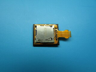 ■　new3DS LL 専用 microSDカードスロットです。 商品詳細 製造元 JACK electric industry. 寸法 Size : 15mm x 30mm x 5mm Weight : 10 g 性能 純正同等新品、通電動作確認済み 商品説明 故障修理用の交換部品です。●●　ご家庭でスピード修理！！失敗しても安心！！（万が一DIY修理に失敗した場合でも、弊社販売品であればリピーター割引で復旧修理させて頂きますのでご安心下さい。）