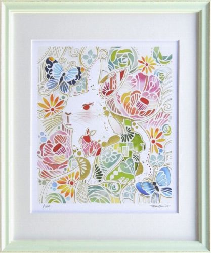 商品の詳細 作家名 平石智美 作品名 うさぎ模様 技法 ジクレー 外径サイズ 45×38 cm 作品サイズ 28×24 cm 補足説明 作家サイン入り 状態 新品　 付属品 額付 エディション 限定300部 花や蝶のなかにとけこむようなウサギの作品です。原画の切り絵作品の色合いや雰囲気が丁寧に再現されています。■ 平石 智美（ひらいし・ともみ)1988年　栃木県宇都宮市生まれ高校時代にカラー切り絵に出会い、その後独学で制作を開始。2009年　切り絵作家として個展やイベントで活動を開始。2016年　神奈川・東京を中心に切り絵教室を多数開講中す。白い紙をベースにカラフルな染め和紙の切り貼りで色付けをする「白い切り絵」で、花や動物・女性や四季の風景をモチーフに、華やかに表現している。 ※ 本商品は、店舗等でも販売している為、　　ご注文のタイミングによっては完売となる場合が御座います　　ので、その場合は、ご容赦下さい。 ■平石智美の一覧 ※商品画像は、出来る限り商品の色合いに近付けて再現する様、心掛けておりますが、ご使用のモニタによっては実際の色合いと異なって見える場合が御座います。予め、ご了承下さい。 動物画_兎_チョウ_花びら_優雅_エレガント